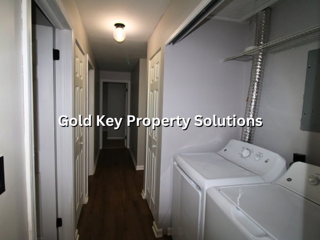 Building Photo - Spacious 4 BR 1 BA House with Central Air ...