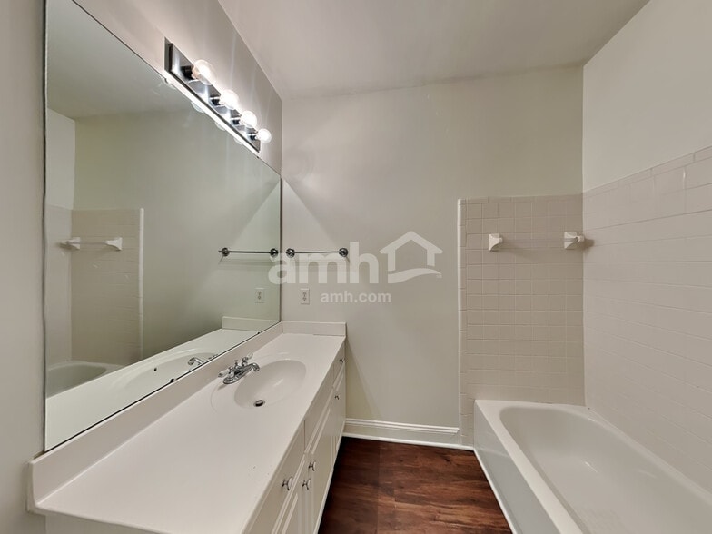 Building Photo - 8005 Red Oaks Trl