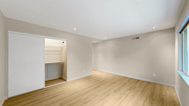 Building Photo - 1321 Lasuen Dr