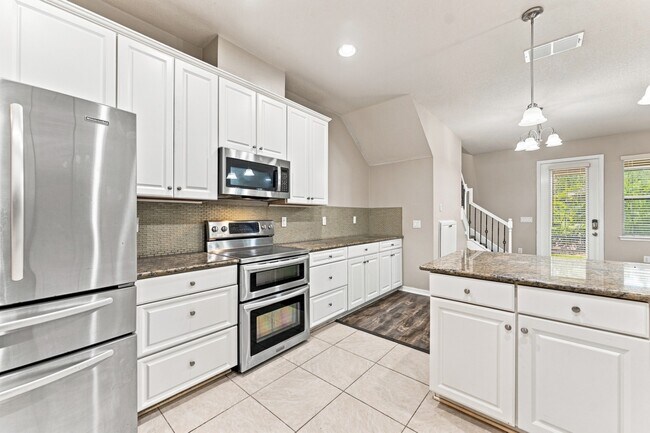 Building Photo - Stunning 3 BR + LOFT / 2.5 BA/ 2-Car-Garage Townhome in GATED community!