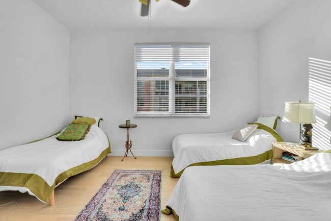 Building Photo - 806 E Windward Way