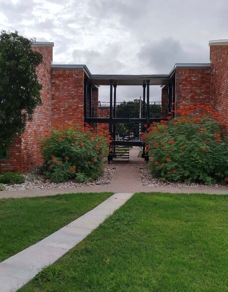 Building Photo - Willow Wood Apartments