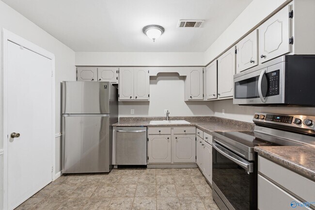 Building Photo - 102 Greenwood Cir