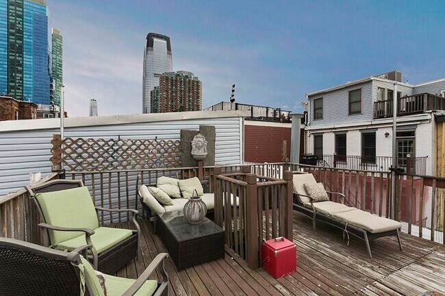 Building Photo - 112 Morris St