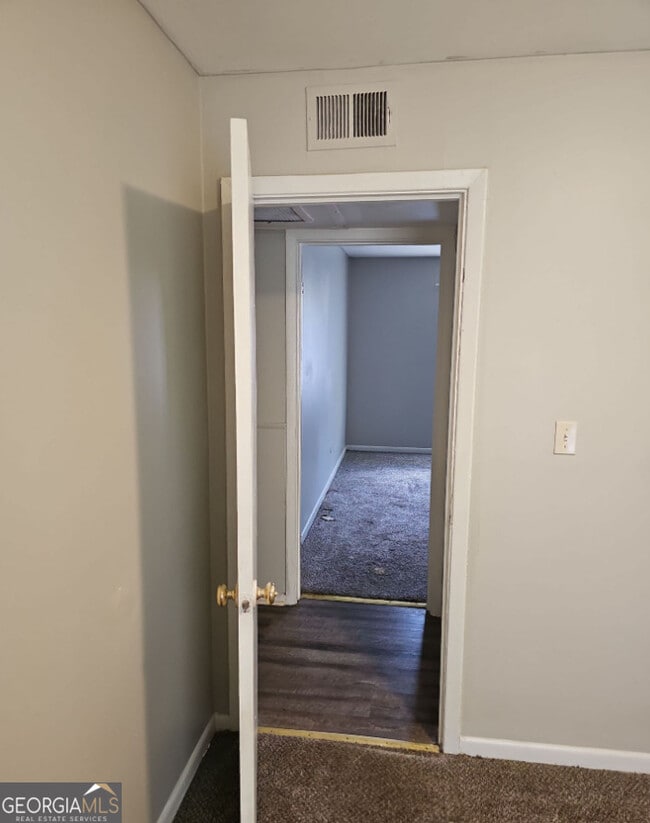 Building Photo - 6494 Lower Dixie Lake Rd