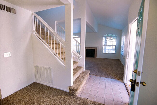 Building Photo - SOUTHWEST - STONE CANYON WEST TOWNHOMES