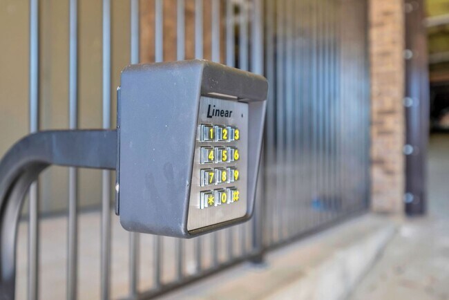 Building Photo - Beautiful 2BR/2BA top-floor end unit!