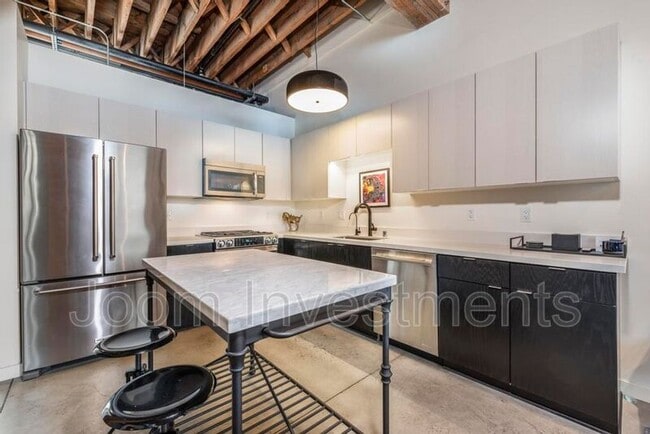 Building Photo - 527 Molino St