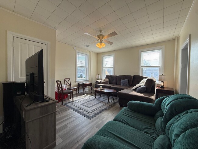 Building Photo - 400 Maple St