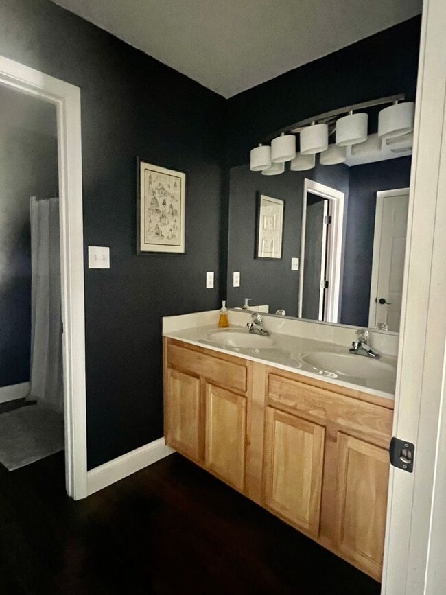 Building Photo - 4BD/2.5BA Gorgeous Home with Fence Backyar...