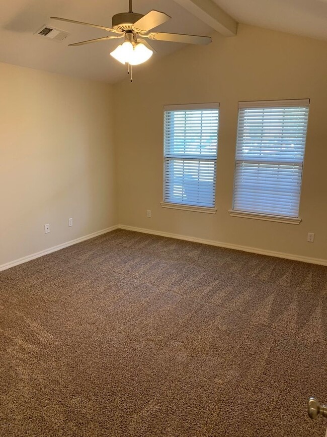 Building Photo - VERY NICE! 2/2/2