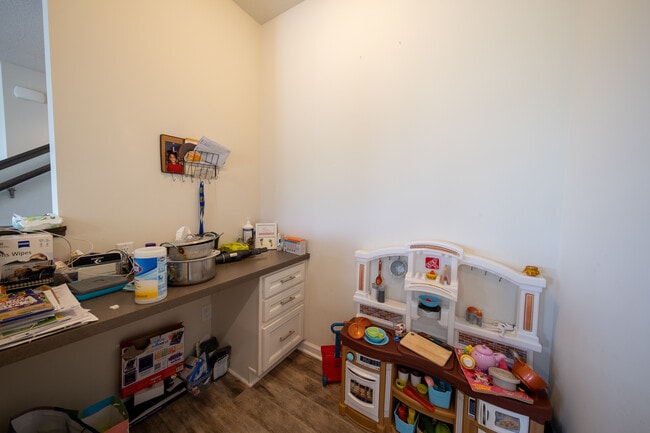 Building Photo - 5595 Queensland Ln N