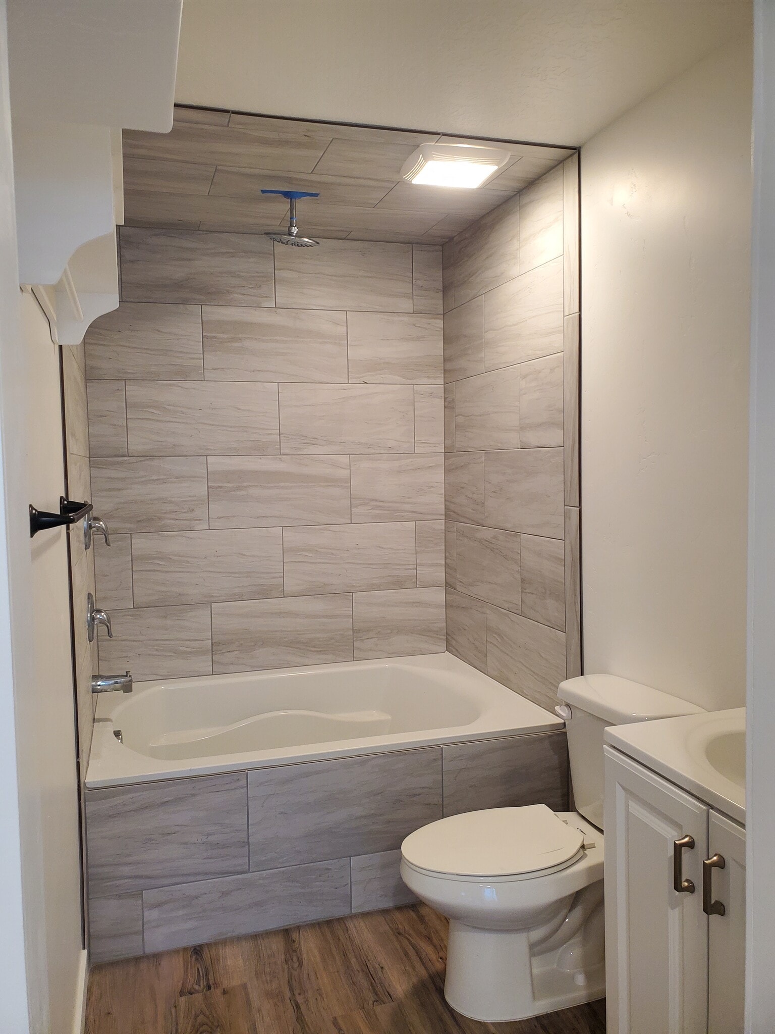 Extral large tub with custom rainbird - 3330 E Baywater