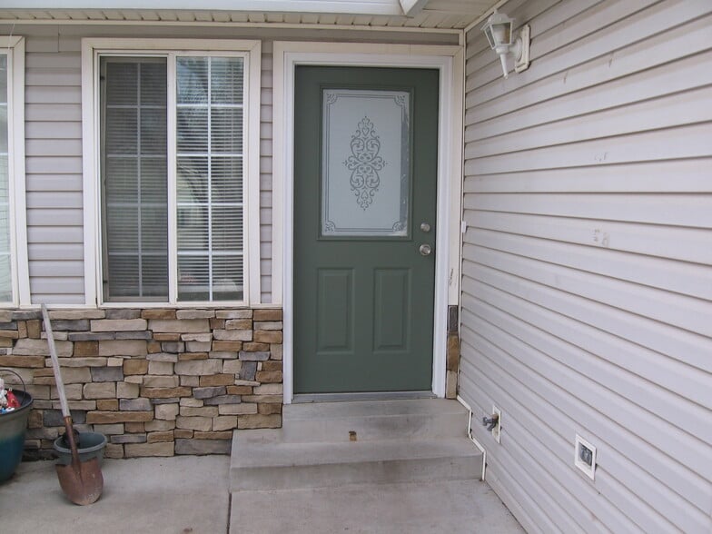 Building Photo - 404 Broken Arrow Dr