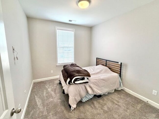 Building Photo - 5 BR 3 full bath home now Available in Walls MS