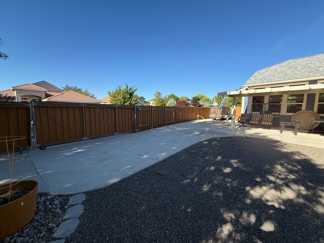 Building Photo - Beautiful 3 Bedrooms, 2 Baths with a 3 Car...