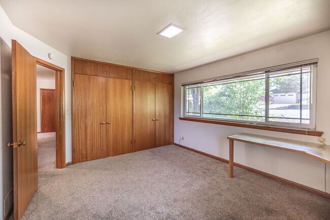 Building Photo - Spacious 3 bed 3 bath home