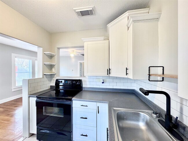 Building Photo - 629 E 11th St