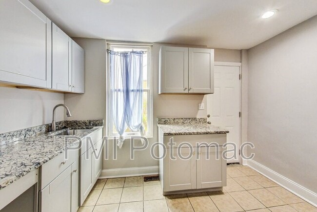 Building Photo - 834 N Stricker St