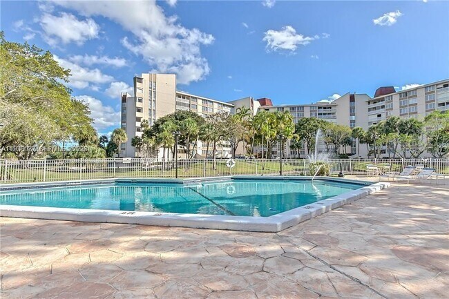 Building Photo - 6921 Environ Blvd