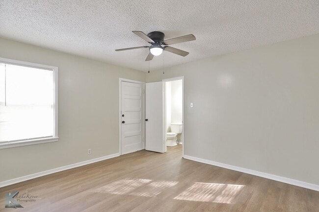 Building Photo - 3 bedroom FULL RENOVATED in 2023! ALL APPLIANCES provided!