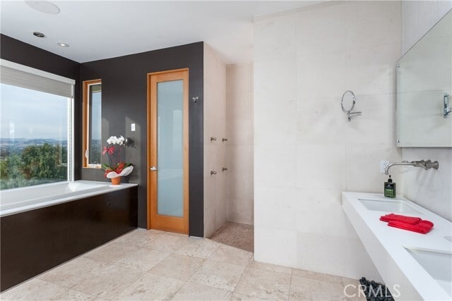 Building Photo - 19631 Crestknoll Dr