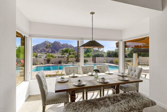 Building Photo - Beautiful 5 bed/4 bath + Den in Desirable Paradise Valley