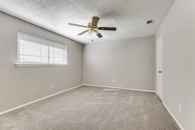 Building Photo - Charming 2-Bedroom Townhome in North Irving with Spacious 2-Car Garage