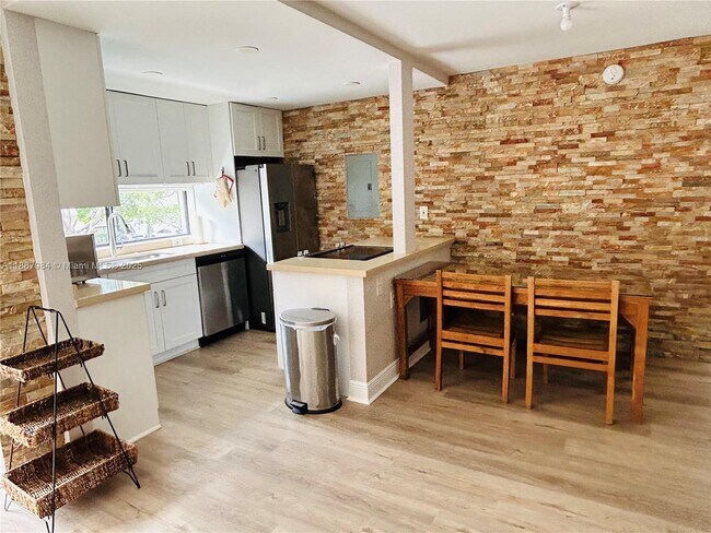 Primary Photo - 17021 N Bay Rd