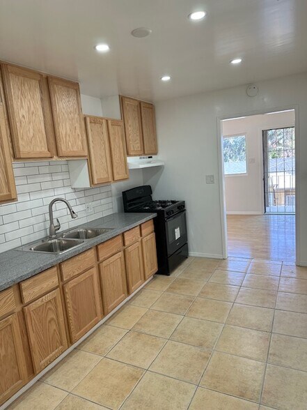 Building Photo - 435 W Acacia Ave