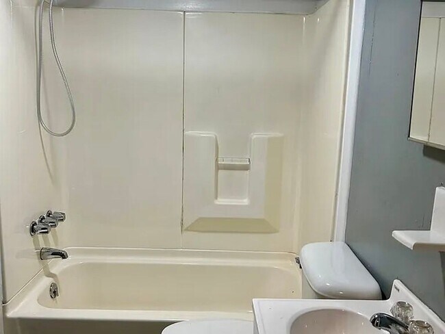 Building Photo - 25 N Washington St