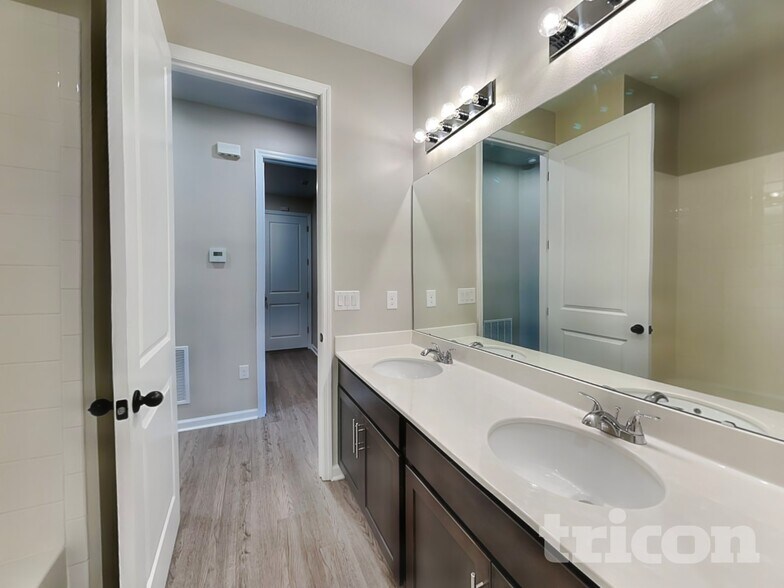 Building Photo - 5725 Arlington River Dr.