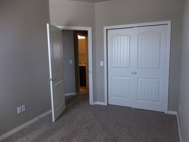 Building Photo - Chic Modern Townhouse in Berthoud – Your Dream Home Awaits!