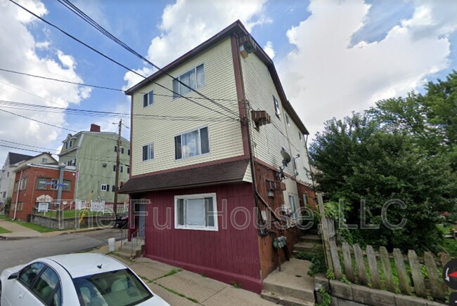 Building Photo - 705 Lorenz Ave