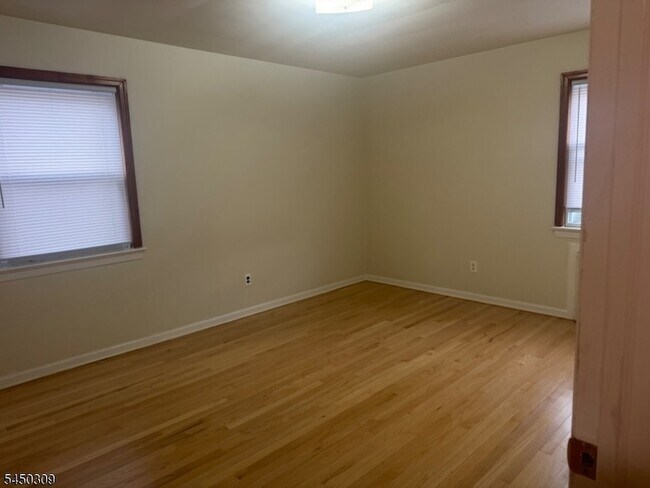 Building Photo - 43 Oakwood Ave
