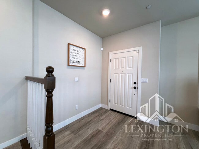 Building Photo - Modern Roseville Living – 3 Bed | 2.5 Bath |