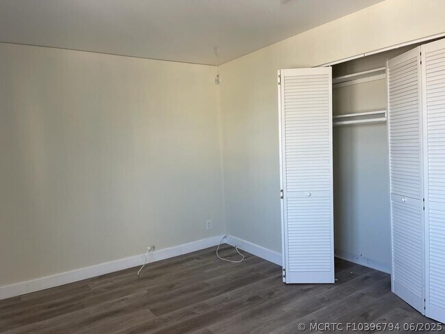 Building Photo - 401 Golden Isles Dr