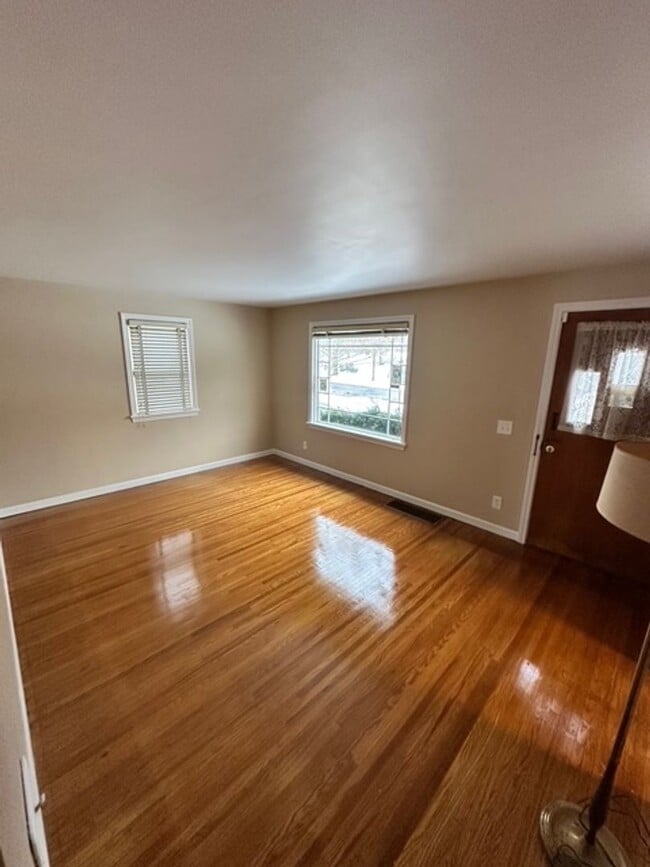 Building Photo - Charming 3-Bedroom Home with Large Backyard For Rent!