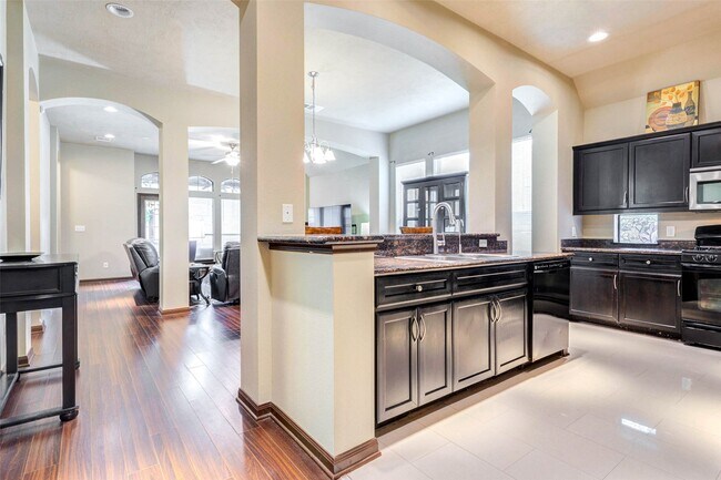 Building Photo - 940 Oak Lynn Dr