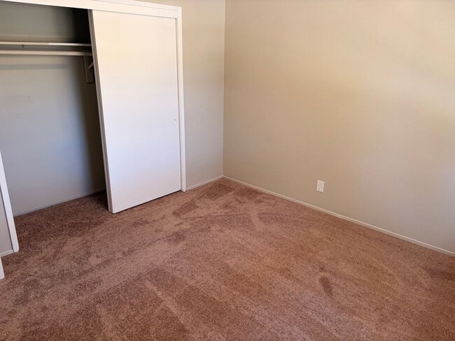 Building Photo - 5635 Hoffman Ct