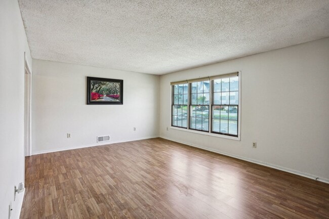 Building Photo - 41 Burlington Ct