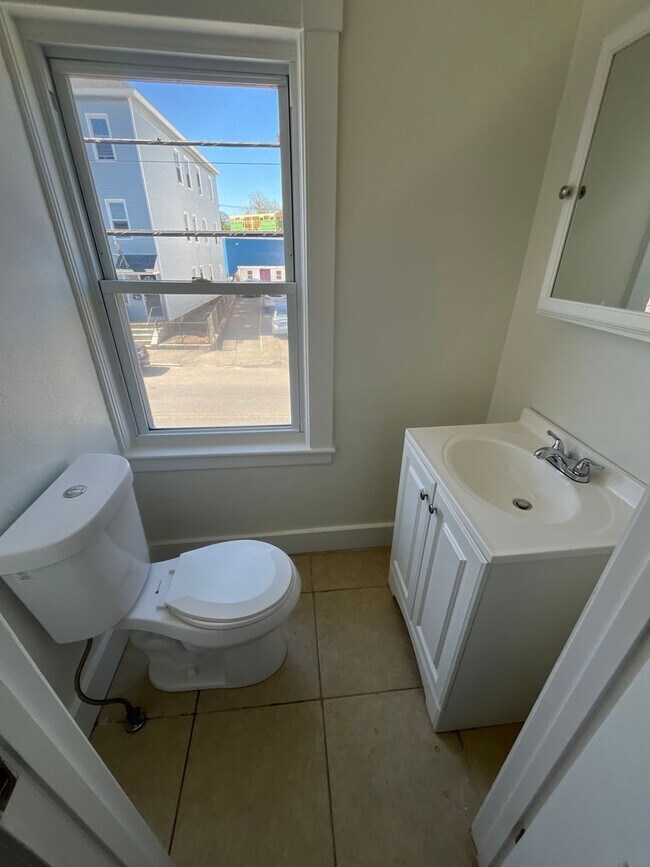 Building Photo - Central St Apartments