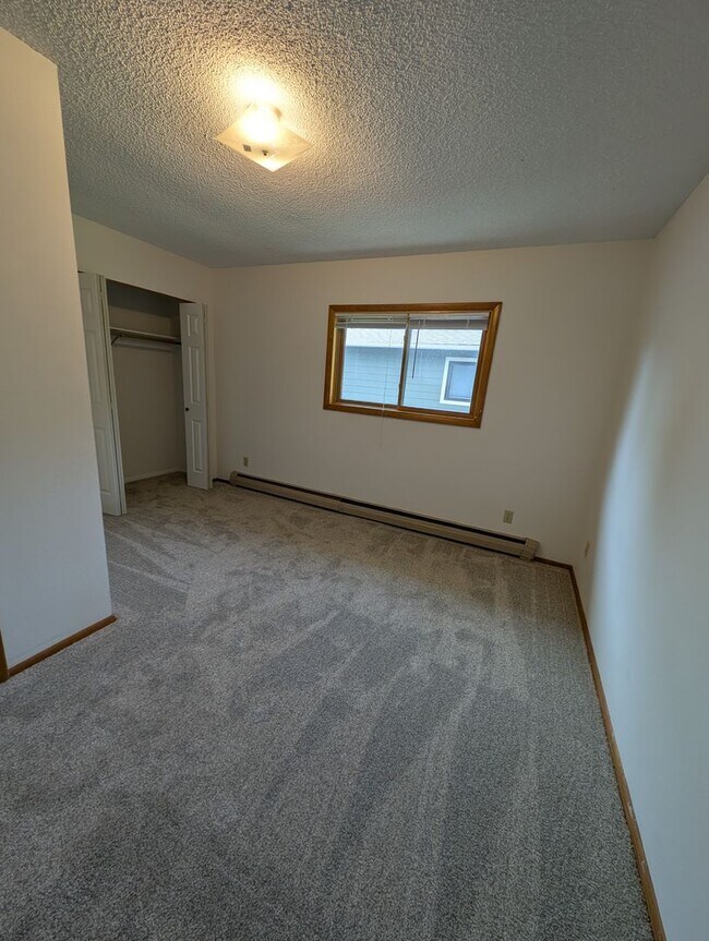 Building Photo - Cute 3 Bedroom Condo w/ Bonus Room - Walki...