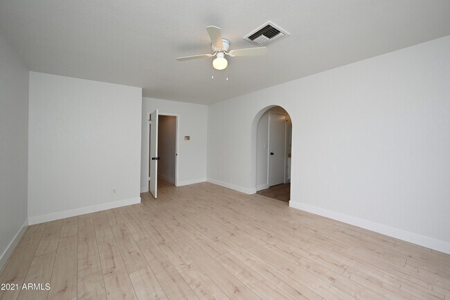 Building Photo - 7301 W Canterbury Dr