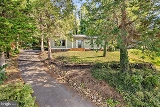 Building Photo - 862 Carrier Dr