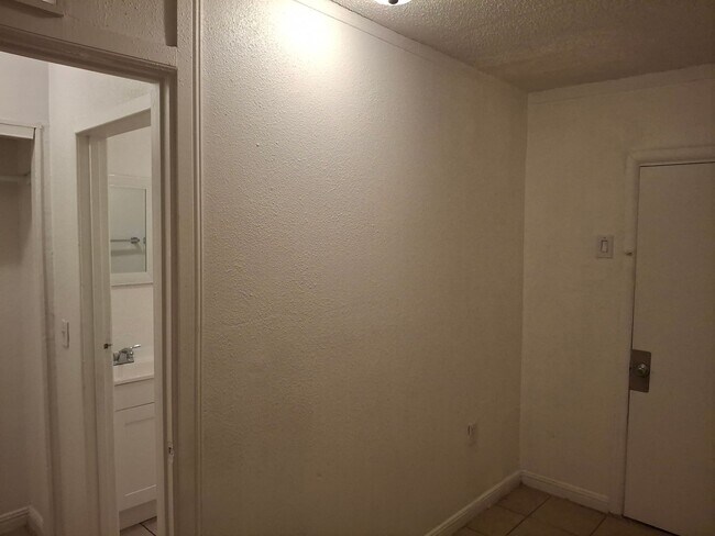 Building Photo - 1007 C St