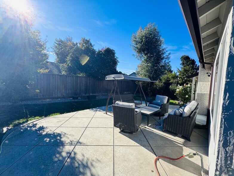 Building Photo - 7185 Via Colina