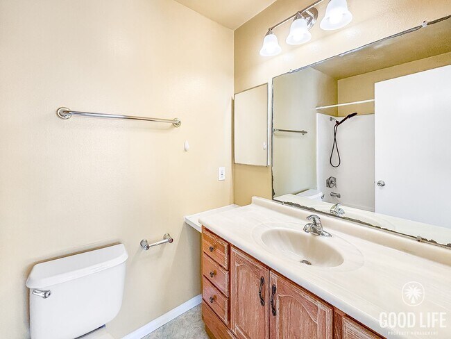 Building Photo - Spacious 3BD/2.5BA Townhouse in UTC W/ 2-Car Garage, Washer/Dryer, Balcony, Community Pool & Tenn...