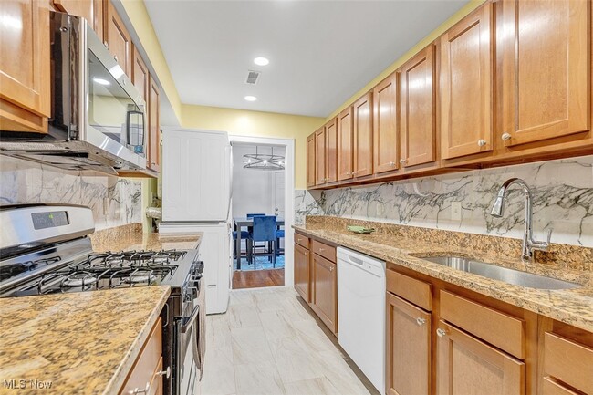 Building Photo - 2257 Grandview Ave