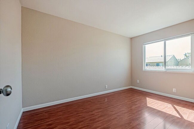 Building Photo - BEAUTIFUL REMODELED TWO STORY TOWNHOME IN ...